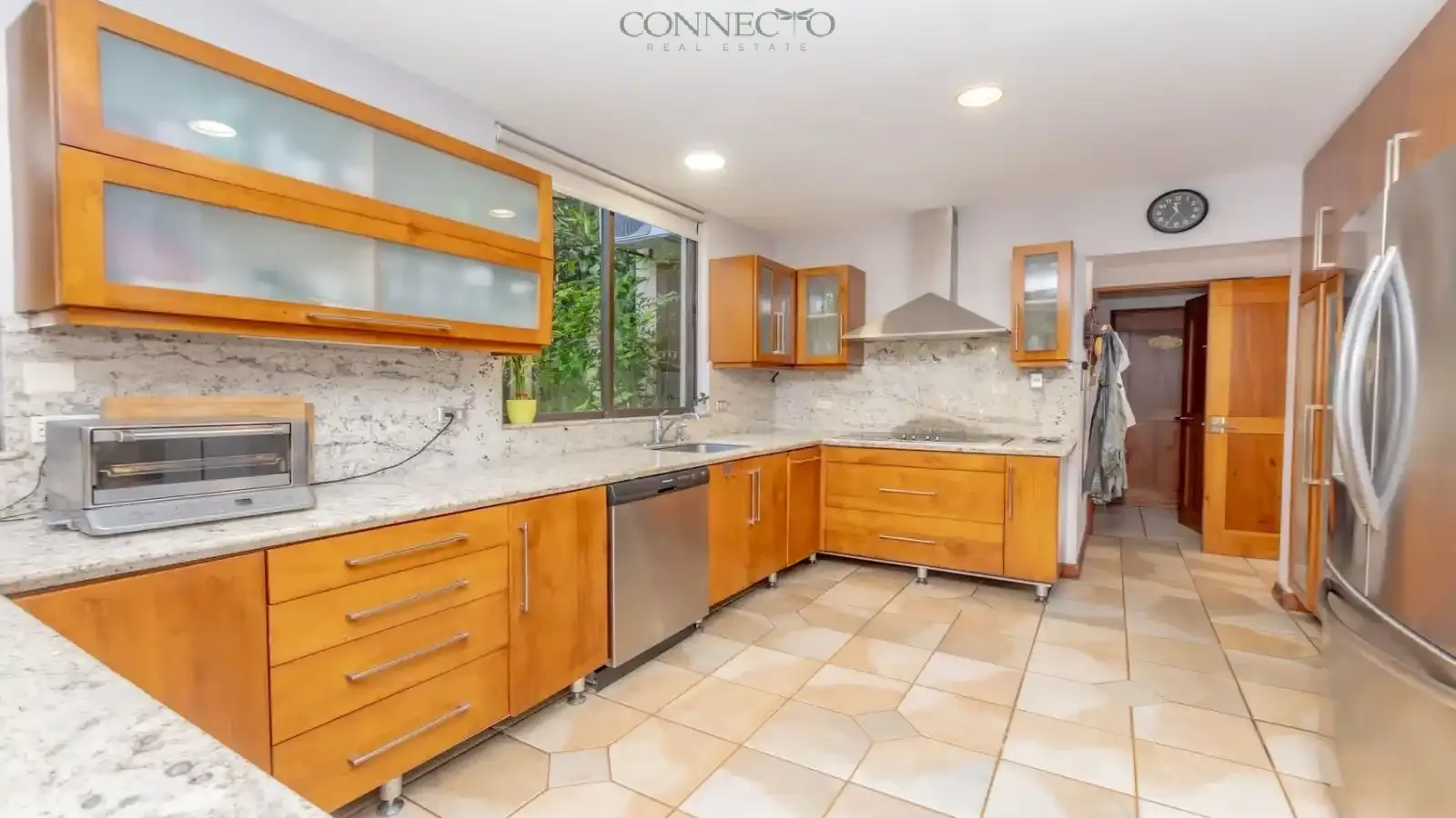 San José, San José, Escazú, Escazu, Jaboncillos, Casa Colonial, Moderna en Venta, Casa de Lujo de 4 Habitaciones
Cocina Gourmet con Encimeras de Granito, Suite Principal con Baño Tipo Spa, Jardín Paisajístico y Patio, Modern Colonial Home for Sale, 4-Bedroom Luxury House, Gourmet Kitchen with Granite Countertops, Master Suite with Spa Bathroom, Landscaped Backyard and Patio