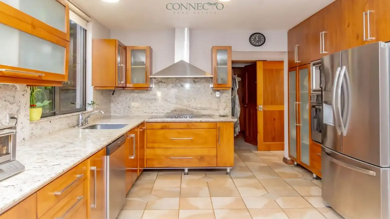 San José, San José, Escazú, Escazu, Jaboncillos, Casa Colonial, Moderna en Venta, Casa de Lujo de 4 Habitaciones
Cocina Gourmet con Encimeras de Granito, Suite Principal con Baño Tipo Spa, Jardín Paisajístico y Patio, Modern Colonial Home for Sale, 4-Bedroom Luxury House, Gourmet Kitchen with Granite Countertops, Master Suite with Spa Bathroom, Landscaped Backyard and Patio