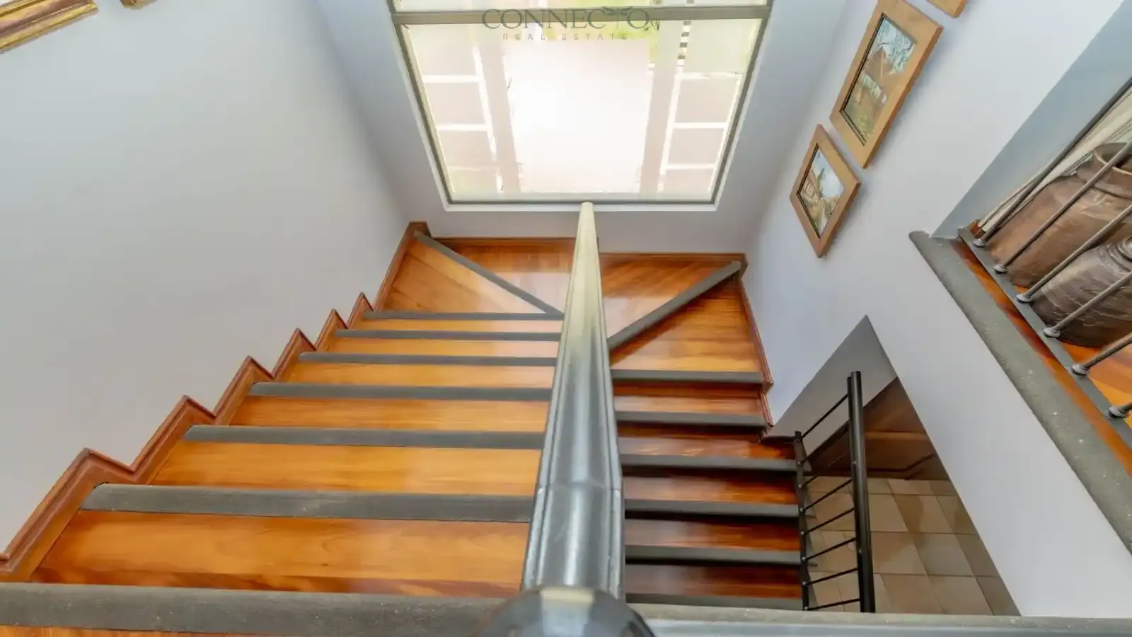 San José, San José, Escazú, Escazu, Jaboncillos, Casa Colonial, Moderna en Venta, Casa de Lujo de 4 Habitaciones
Cocina Gourmet con Encimeras de Granito, Suite Principal con Baño Tipo Spa, Jardín Paisajístico y Patio, Modern Colonial Home for Sale, 4-Bedroom Luxury House, Gourmet Kitchen with Granite Countertops, Master Suite with Spa Bathroom, Landscaped Backyard and Patio