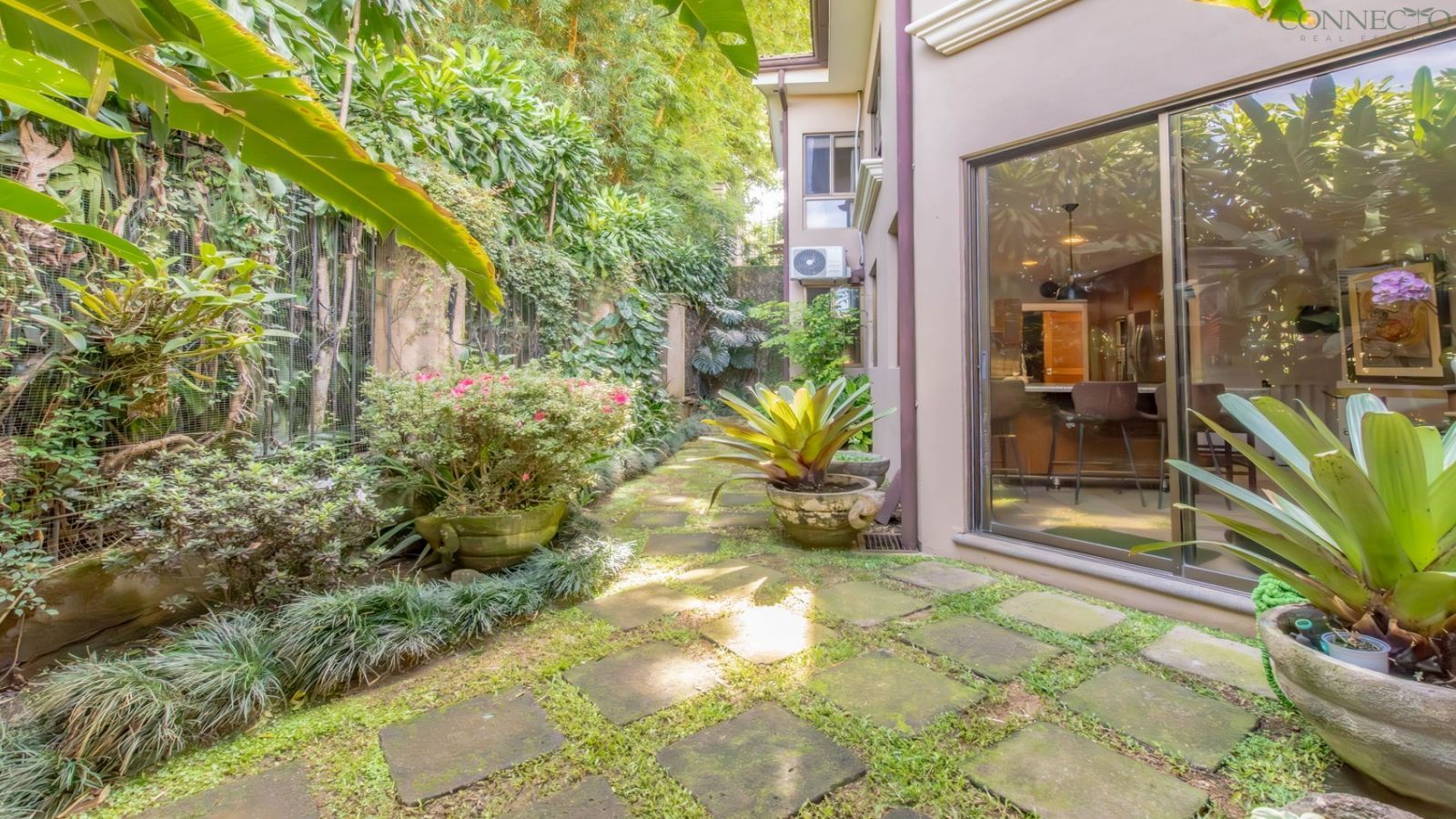 San José, San José, Escazú, Escazu, Jaboncillos, Casa Colonial, Moderna en Venta, Casa de Lujo de 4 Habitaciones
Cocina Gourmet con Encimeras de Granito, Suite Principal con Baño Tipo Spa, Jardín Paisajístico y Patio, Modern Colonial Home for Sale, 4-Bedroom Luxury House, Gourmet Kitchen with Granite Countertops, Master Suite with Spa Bathroom, Landscaped Backyard and Patio

