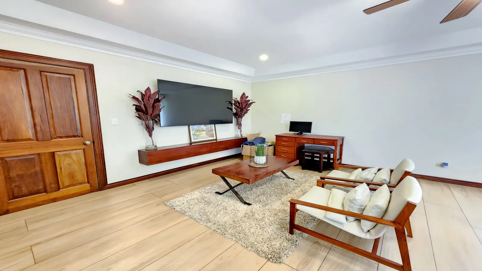 remodeled house Jaboncillos, bright kitchen house for sale, home with garden view terrace, luxury house with pool, Jaboncillos real estate, family home for sale, modern kitchen house Jaboncillos, private condominium amenities, spacious bedrooms Jaboncillos house