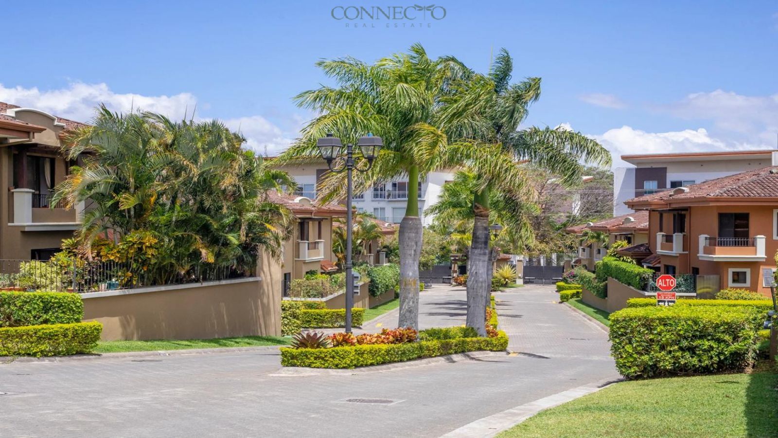 Villas de Valencia, Escazu, townhouse, oportunidad inversión, Investment opportunity, 3 bedroom, 3 habitaciones, open design, cocina integrada, vida en familia, family living, luxury living, condominio en Escazu, condo living in Escazu, resort style living, gated community.