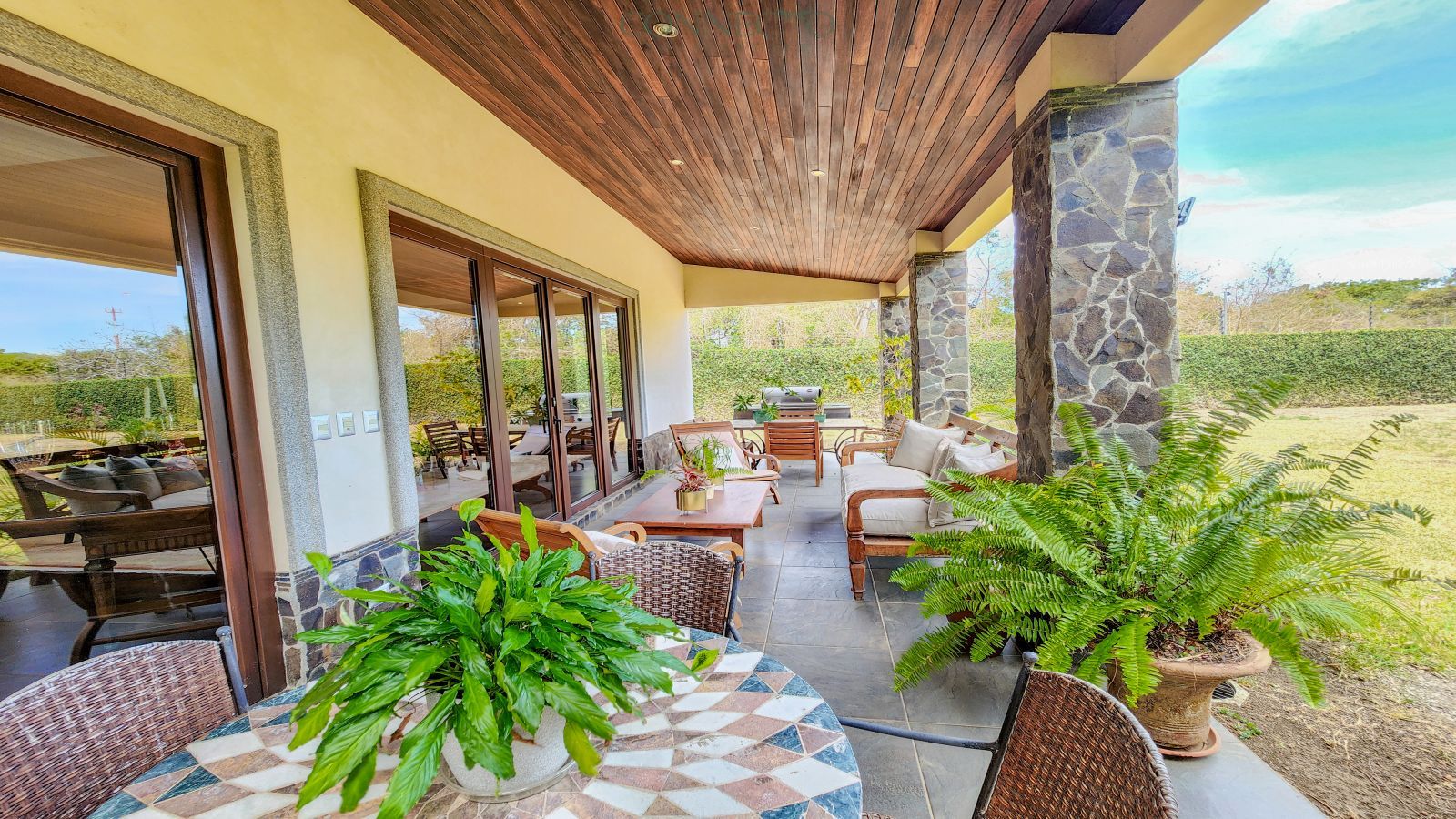 Hacienda del Sol, 4 bedroom and office, 4 habitaciones y oficina, Santa Ana, jardín, garden, luxury home, casa de lujo, inversión, investment home, gourmet kitchen, cocina gourmet