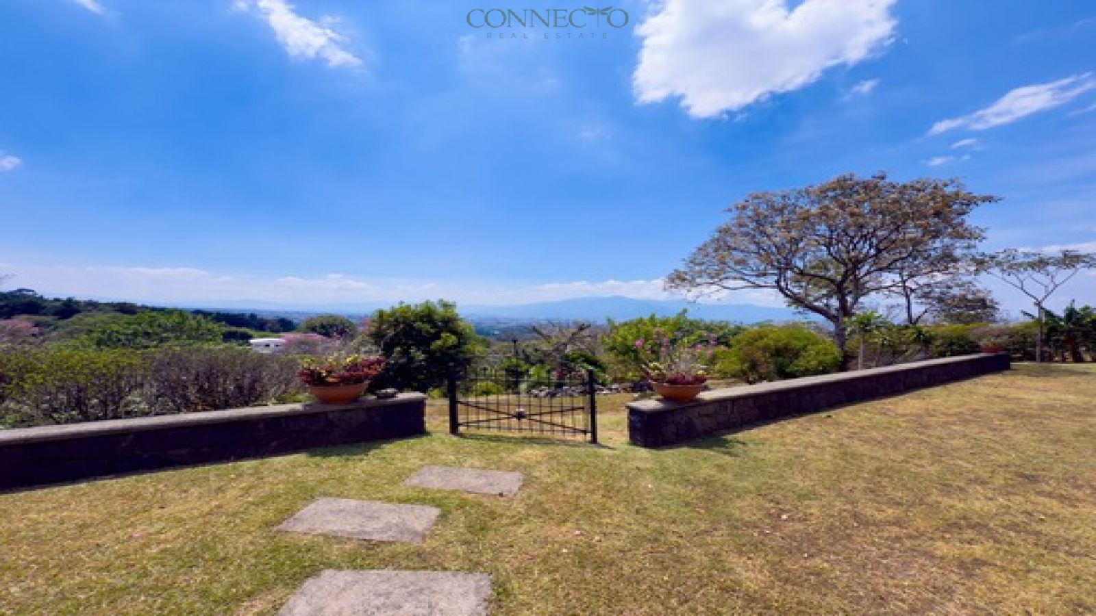 Heredia, Volcan Poás, Poas Volcano, Costa Rica luxury real estate, 1 floor house, casa de 1 planta, estate, residencial, residential area, mountain home, casa de montaña, finishes, arquitectura colonial, colonial architecture, vista, view, chimenea, chimney
