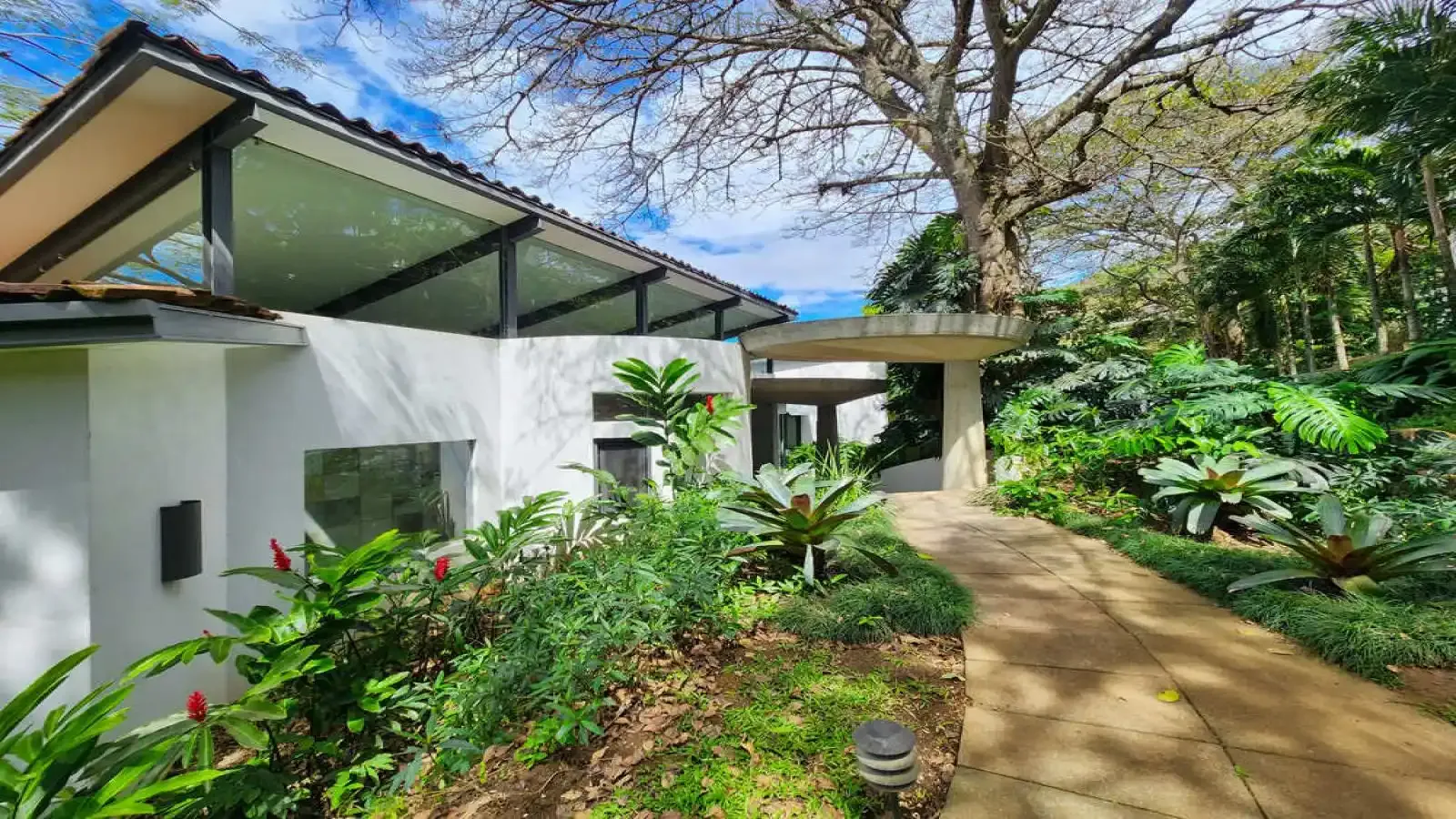 Casa ultra-moderna de 4 Habitaciones por Joaristi & Betancourt en Villa Real – lujo y excelencia arquitectónica, Ultra-Modern 4-Bedroom Masterpiece by Joaristi & Betancourt in Villa Real – Luxury & Architectural Excellence, modern home, luxury villa, villa de lujo, casa moderna, vista a la montaña, Mountain View home, 8 paqueos, 8 parking spaces