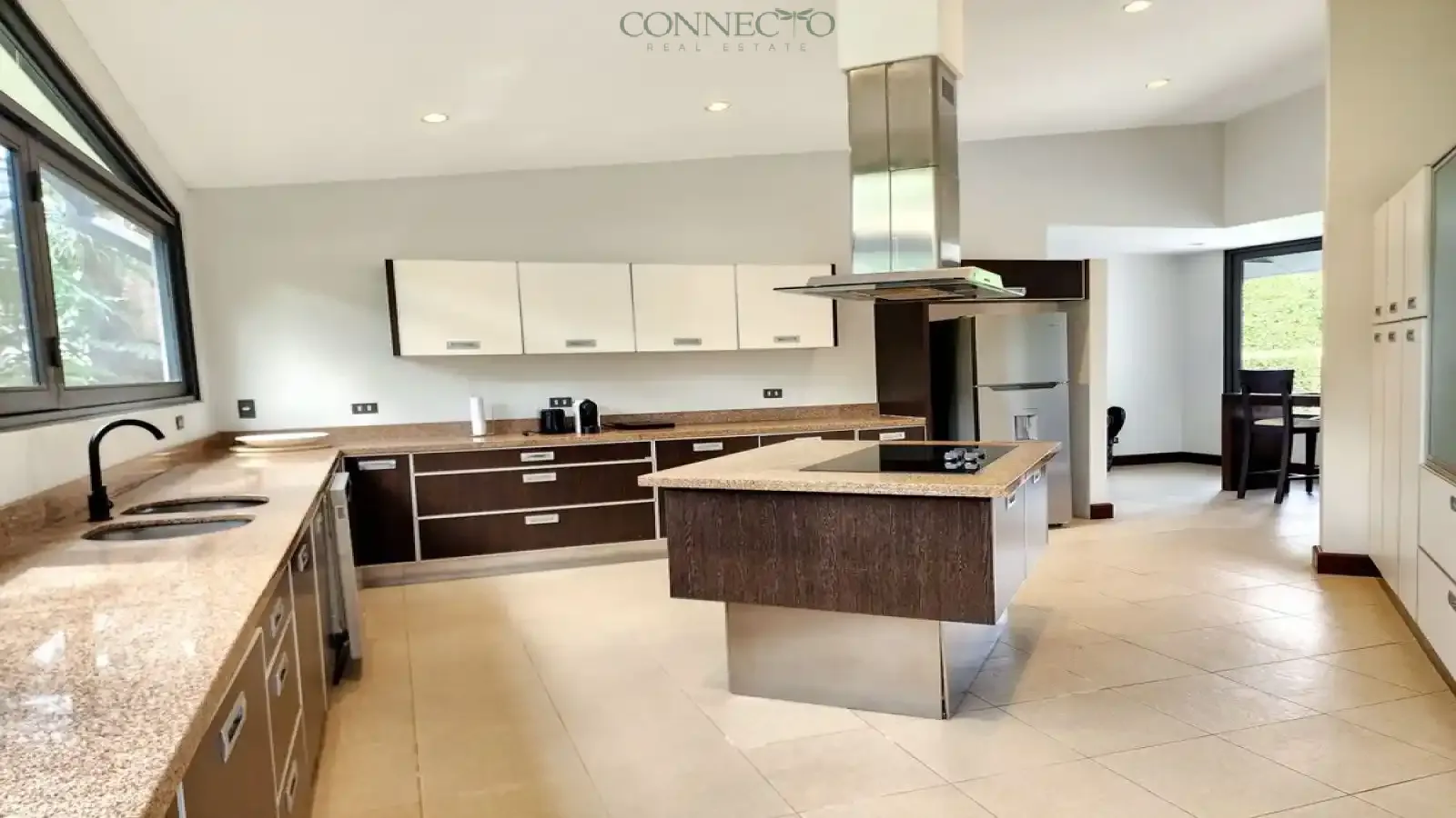 Casa ultra-moderna de 4 Habitaciones por Joaristi & Betancourt en Villa Real – lujo y excelencia arquitectónica, Ultra-Modern 4-Bedroom Masterpiece by Joaristi & Betancourt in Villa Real – Luxury & Architectural Excellence, modern home, luxury villa, villa de lujo, casa moderna, vista a la montaña, Mountain View home, 8 paqueos, 8 parking spaces