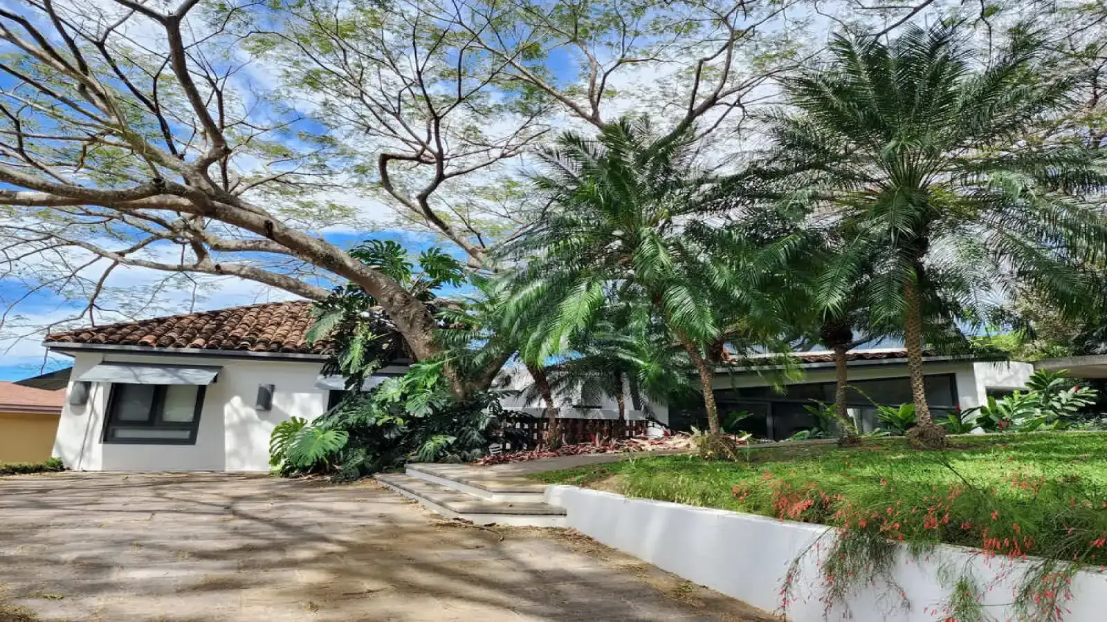 Casa ultra-moderna de 4 Habitaciones por Joaristi & Betancourt en Villa Real – lujo y excelencia arquitectónica, Ultra-Modern 4-Bedroom Masterpiece by Joaristi & Betancourt in Villa Real – Luxury & Architectural Excellence, modern home, luxury villa, villa de lujo, casa moderna, vista a la montaña, Mountain View home, 8 paqueos, 8 parking spaces