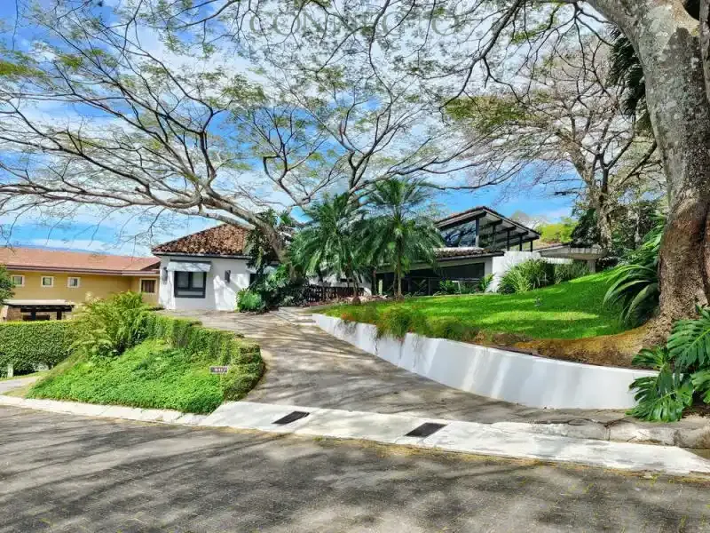 Casa ultra-moderna de 4 Habitaciones por Joaristi & Betancourt en Villa Real – lujo y excelencia arquitectónica, Ultra-Modern 4-Bedroom Masterpiece by Joaristi & Betancourt in Villa Real – Luxury & Architectural Excellence, modern home, luxury villa, villa de lujo, casa moderna, vista a la montaña, Mountain View home, 8 paqueos, 8 parking spaces