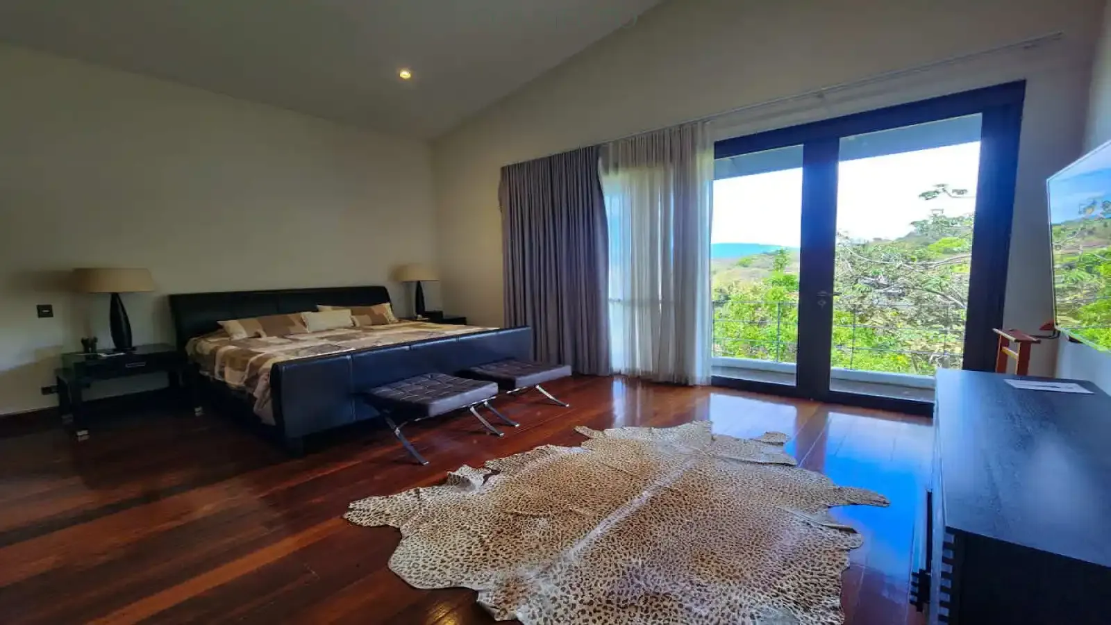 Casa ultra-moderna de 4 Habitaciones por Joaristi & Betancourt en Villa Real – lujo y excelencia arquitectónica, Ultra-Modern 4-Bedroom Masterpiece by Joaristi & Betancourt in Villa Real – Luxury & Architectural Excellence, modern home, luxury villa, villa de lujo, casa moderna, vista a la montaña, Mountain View home, 8 paqueos, 8 parking spaces