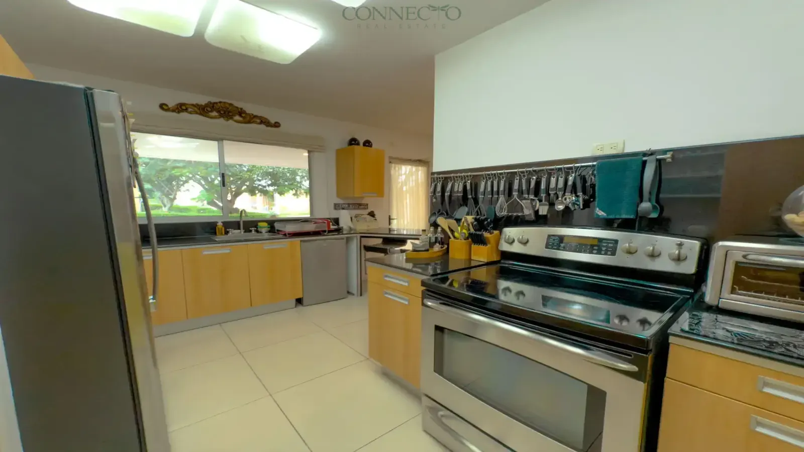 Townhouse in Santa Ana, casa en condominio en Santa Ana, 4 habitaciones, 4 bedroom home, 4 bedroom house, pool, piscina, condominium home in Santa Ana.