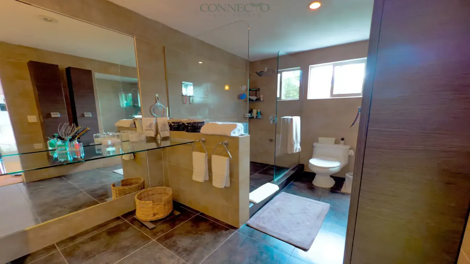 Townhouse in Santa Ana, casa en condominio en Santa Ana, 4 habitaciones, 4 bedroom home, 4 bedroom house, pool, piscina, condominium home in Santa Ana.