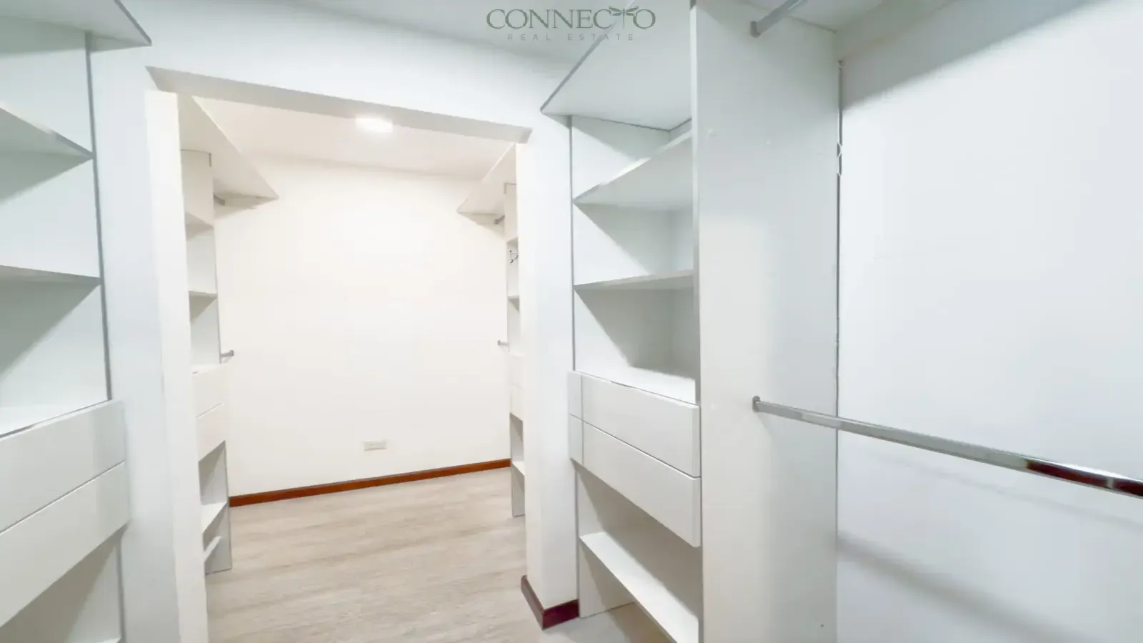 casa en venta Santa Ana centro, casa moderna Santa Ana, condominio familiar Santa Ana, casa de 3 pisos Costa Rica, propiedad en condominio seguro, casa luminosa Santa Ana, casa con oficina en casa, casa con terraza Santa Ana, suite principal con walk-in closet, casa con cuarto de servicio, casa con ventilación cruzada, casa contemporánea Costa Rica, bienes raíces Santa Ana, casa cerca de Escazú, propiedad familiar Santa Ana, casa con sala de TV, inversión inmobiliaria Santa Ana, casa en condominio privado Costa Rica, real estate Santa Ana Costa Rica, Connecto Real Estate, Santa Ana Costa Rica home for sale, modern home Santa Ana center, gated community home Santa Ana, 3 story house Costa Rica, family home in Santa Ana, contemporary condo home Costa Rica, bright home with natural light, Santa Ana real estate investment, Central Valley Costa Rica property, home with office Costa Rica, house with terrace Santa Ana, master suite with walk-in closet, secure condominium Santa Ana, home near Escazú Costa Rica, expat home Santa Ana, luxury living Santa Ana Costa Rica, Costa Rica real estate listing, Connecto Real Estate Santa Ana