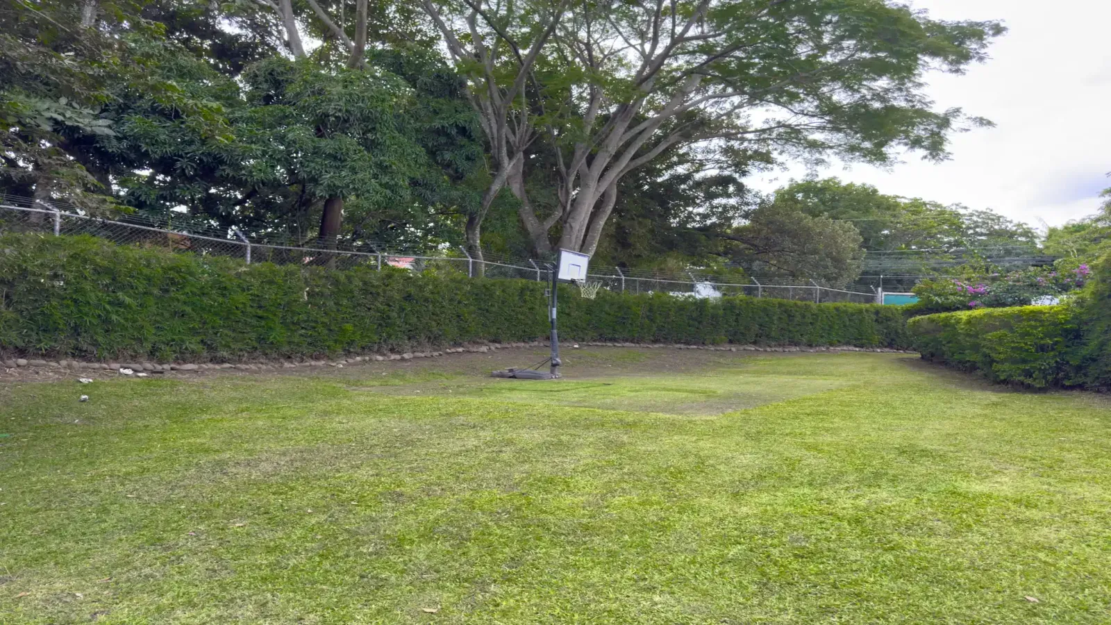 casa en venta Santa Ana centro, casa moderna Santa Ana, condominio familiar Santa Ana, casa de 3 pisos Costa Rica, propiedad en condominio seguro, casa luminosa Santa Ana, casa con oficina en casa, casa con terraza Santa Ana, suite principal con walk-in closet, casa con cuarto de servicio, casa con ventilación cruzada, casa contemporánea Costa Rica, bienes raíces Santa Ana, casa cerca de Escazú, propiedad familiar Santa Ana, casa con sala de TV, inversión inmobiliaria Santa Ana, casa en condominio privado Costa Rica, real estate Santa Ana Costa Rica, Connecto Real Estate, Santa Ana Costa Rica home for sale, modern home Santa Ana center, gated community home Santa Ana, 3 story house Costa Rica, family home in Santa Ana, contemporary condo home Costa Rica, bright home with natural light, Santa Ana real estate investment, Central Valley Costa Rica property, home with office Costa Rica, house with terrace Santa Ana, master suite with walk-in closet, secure condominium Santa Ana, home near Escazú Costa Rica, expat home Santa Ana, luxury living Santa Ana Costa Rica, Costa Rica real estate listing, Connecto Real Estate Santa Ana