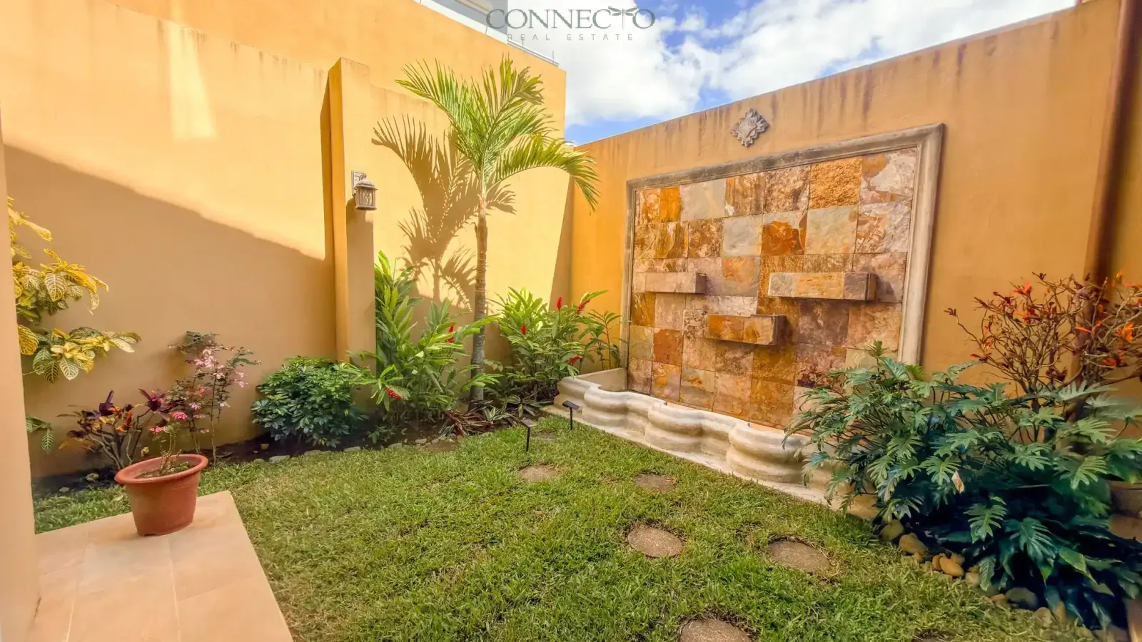 Home for sale San José mountains, property in Curridabat Costa Rica, East San José real estate, Costa Rica home with large lot, Central Valley panoramic view home, private home near San José Costa Rica, Connecto Real Estate Costa Rica, Casa en venta San José montañas, propiedad en Curridabat, zona este Costa Rica, casa con terreno amplio Costa Rica, casa con vista panorámica valle central, propiedad privada independiente cerca de San José, Connecto Real Estate Costa Rica
